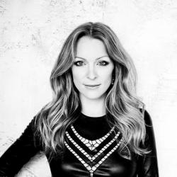 Biography Annie Villeneuve